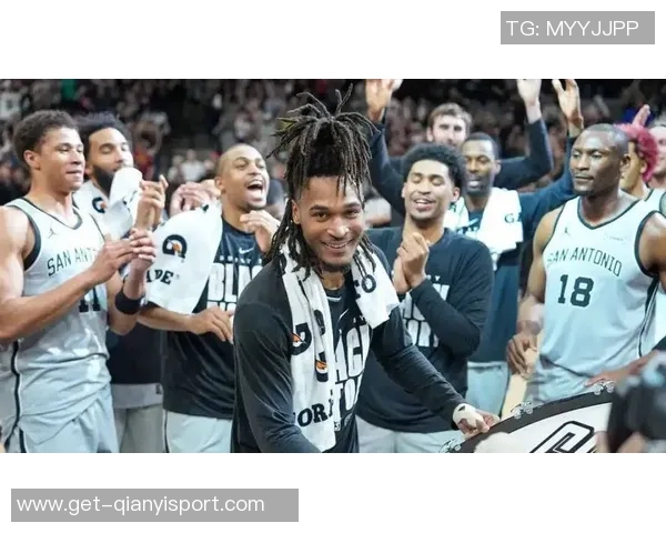 卡斯尔生涯最佳表现30分10板6助获詹姆斯亲笔签名球衣荣耀时刻